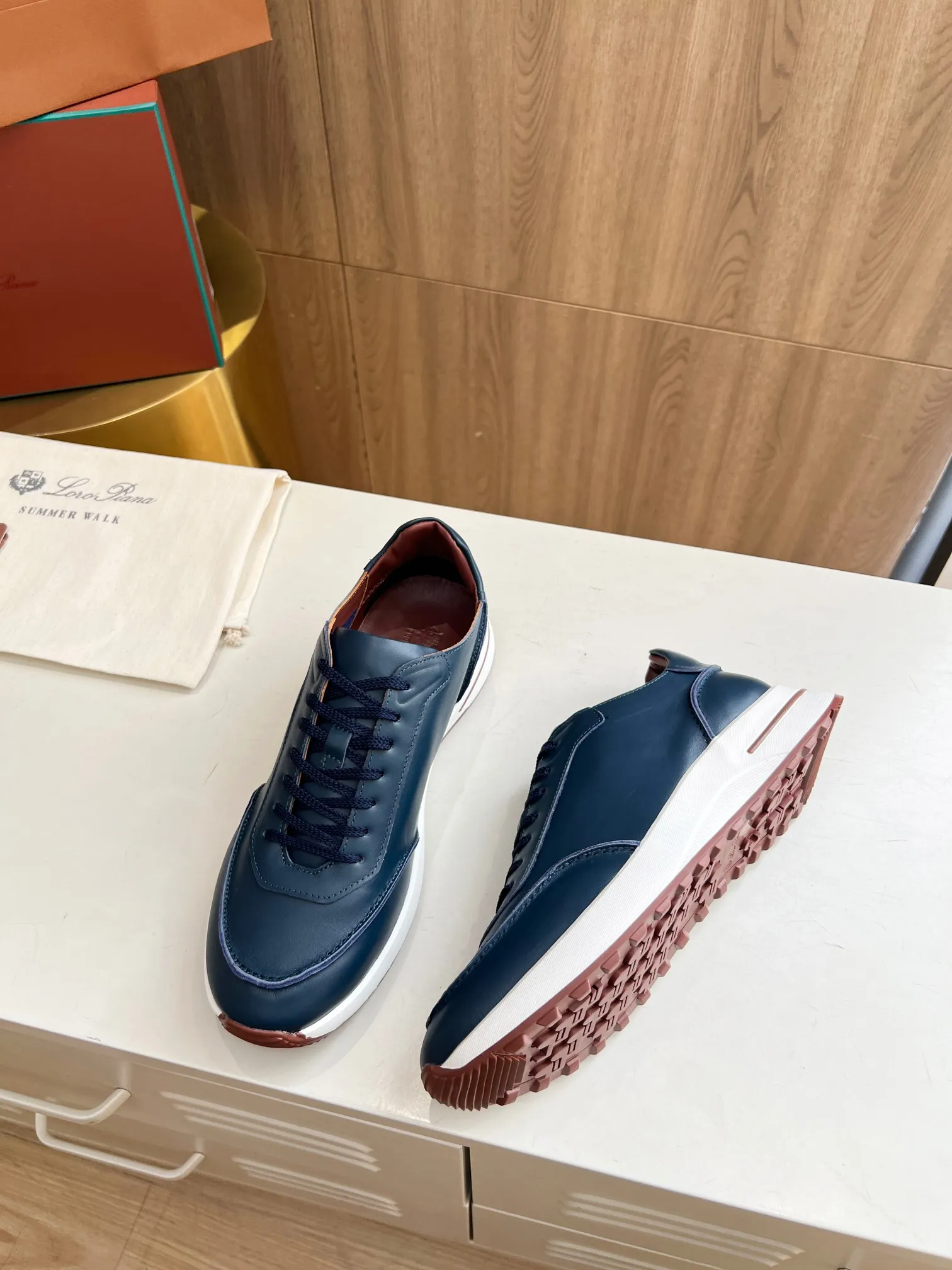 Men's Men's Shoes 💰620 👑Loro Piana* Purchase the original 1:1 copy. Founded the existing Loro Piana company on April 24, 1924. It is now the sixth generation of family business, providing high-quality products to customers who are discerning about taste and quality. Imported calfskin fabrics. The interior is made of imported A-grade water-dyed cow lining. 💝 Focus on top quality, pay for what you pay, and compare the inner details. Original authentic packaging. Code number: 39-45